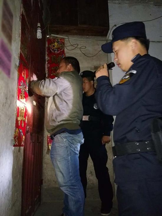 坡脚乡粗心妈妈误将幼女锁家中 