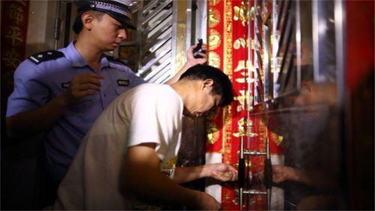 坡脚乡请开锁师傅开了锁后，师傅